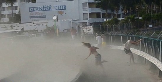 ���Ů�ӽ�ɻ���������ͷ�� ���׼���Զ(��ͼ)