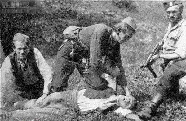 二战塞尔维亚伪军杀人取乐自拍照片曝光 禽兽行径(组图)